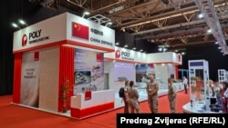 Ushtarë të Forcave të Armatosura të BeH-së vizitojnë stendën e kompanisë kineze Poly Technologies, në sallën Zetra në Sarajevë, ku nga 1 deri më 9 shtator mbahet panairi i armatimit “Balkan Shield 2026”.