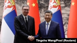 Kineski predsednik Si Đinping i predsednik Srbije Aleksandar Vučić rukuju se nakon ceremonije potpisivanja u Velikoj sali naroda u Pekingu, Kina, 25. maja 2026.