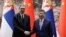 Kineski predsednik Si Đinping i predsednik Srbije Aleksandar Vučić rukuju se nakon ceremonije potpisivanja u Velikoj sali naroda u Pekingu, Kina, 25. maja 2026.