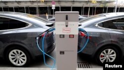 Mașini electrice Model X ale Tesla, la încărcat în Berlin, în 2019. Piața mașinilor electrice a cunoscut o creștere masivă în ultimii ani atât în Europa, cât și în Statele Unite.