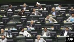 در رأی‌گیری روز پنجشنبه، ۱۶۶ نماینده مجلس ایران، به لایحه بودجه رأی مثبت دادند و ۱۵ نماینده با رأی ممتنع و ۵ نفر با رأی منفی خود نسبت به آن واکنش نشان دادند