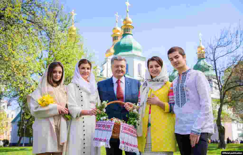 Пасхальная открытка от президента Украины и его семьи