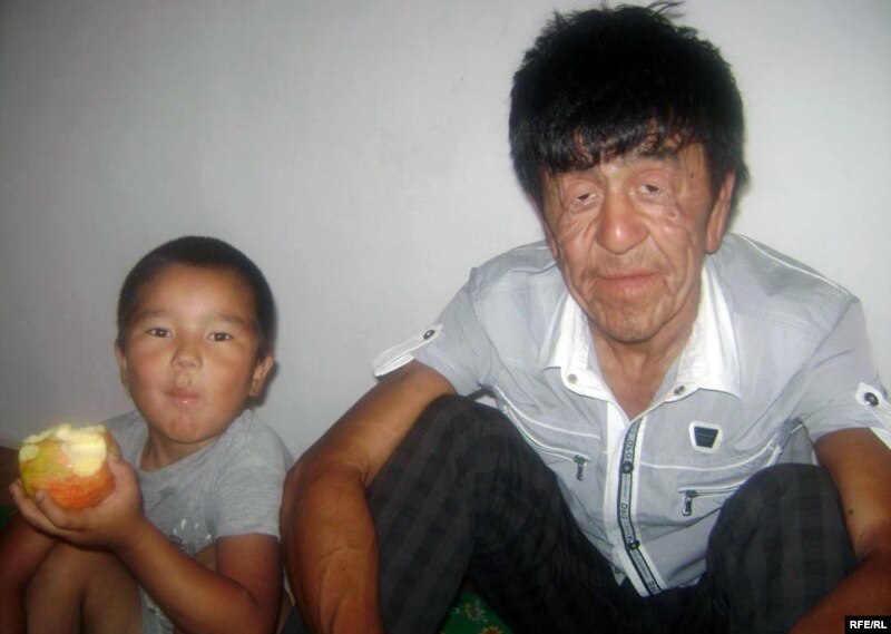Нуржан вместе с младшим братом – Талантом. Село Мукур Кызылкогинского района Атырауской области. 17 июля 2009 года.