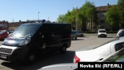 Dolazak automobila sa otpuženim pred sudnicu, foto: Novka Ilić