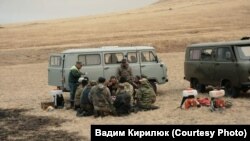Инспекторы заповедника на привале после тушения пожара. Апрель 2019 года