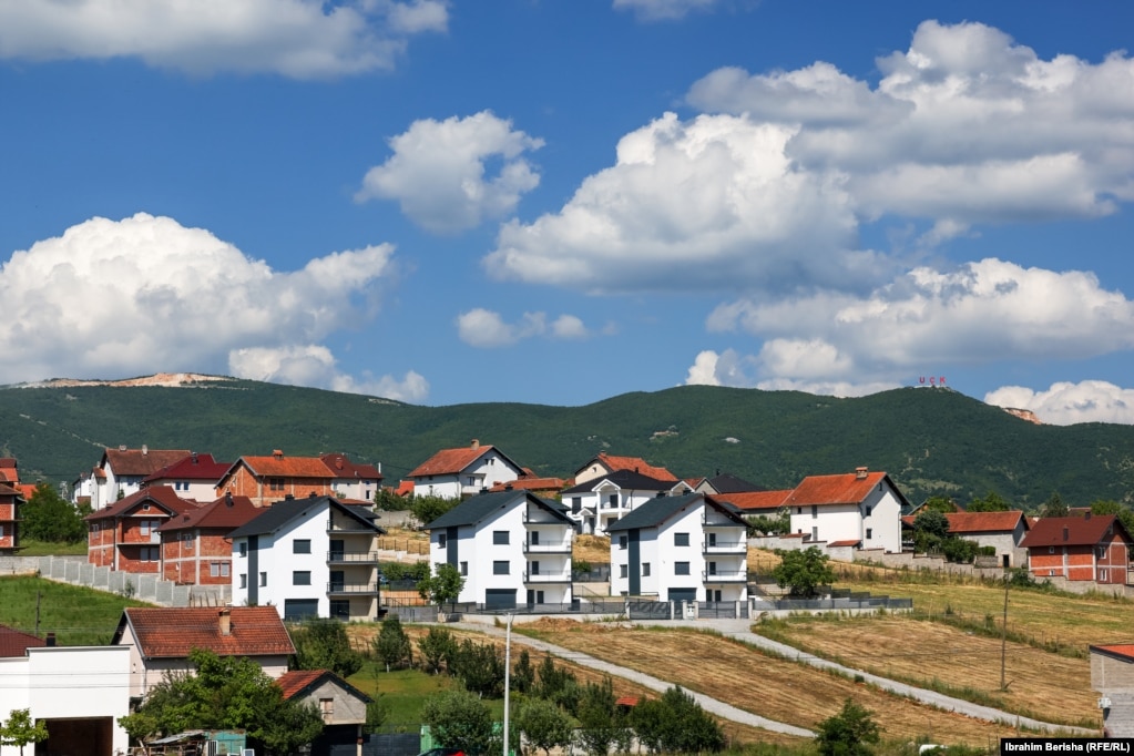 Megjithatë, edhe kur janë të pabanuara, sipas ekspertëve ato mbeten "simbol i suksesit ekonomik dhe lidhjes së fortë me vendlindjen".
