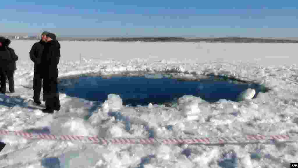 O gaură cu diametru de șase metri &icirc;ntr-un lac &icirc;nghețat din apropiere de orașul Chebakul, Rusia, unde se presupune că a căzut un meteorit, 15 februarie 2013.