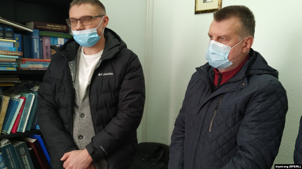 Адвокат Игорь Кушнеренко и Николай Федорян (справа)в суде, 29 декабря 2020 года