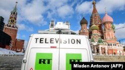Лягатып тэлеканала RT на фоне маскоўскага Крамля