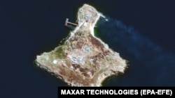 Супутниковий знімок острова Зміїний, 30 червня 2022 року. Після тривалих інтенсивних ударів ЗСУ, російські військові, зазнавши великих втрат, залишили острів. Зображення Maxar Technologies