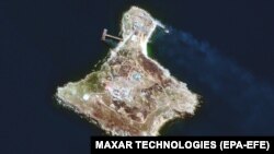 Спутниковый снимок острова Змеиный, 30 июня 2022 года. После продолжительных интенсивных ударов ВСУ, российские военные, понеся большие потери, покинули остров. Изображение Maxar Technologies