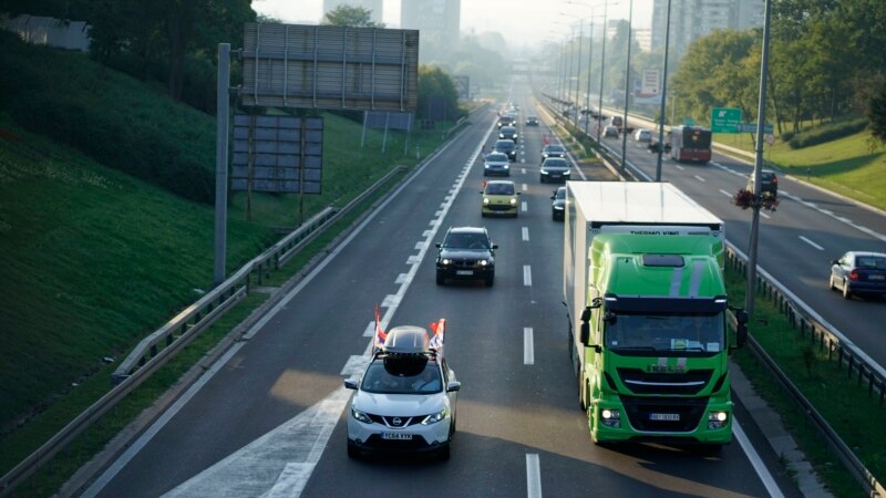 Desetine vozila u protestnoj auto-litiji krenulo iz Beograda