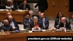 Президент Украины Петр Порошенко на заседании Совета безопасности ООН демонстрирует доказательства участия российских военных в агрессии на Донбассе. Нью-Йорк, 20 сентября 2017 года