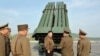 Lideri i Koresë së Veriut, Kim Jong Un, duke e inspektuar një raketahedhës të ri në një lokacion të pazbuluar në Korenë e Veriut, 10 maj 2024.
