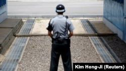 Një zyrtar kufitar në Korenë Jugore, foto nga arkivi.