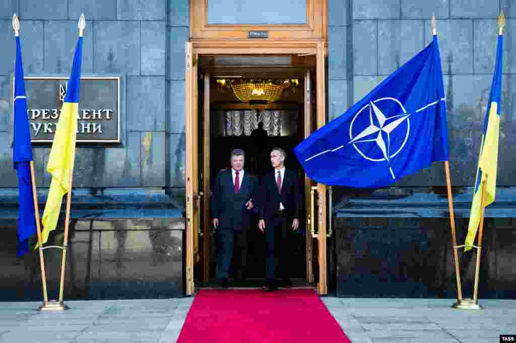 Президент Украины Петр Порошенко и генеральный секретарь НАТО Йенс Столтенберг по окончании заседания СНБО