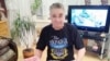 Александр Черненко в футболке, за которую его оштрафовали. Лицо заблюрено редакцией "Idel.Реалии"