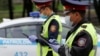 Сотрудники дорожной полиции на пропускном посту в Алматы. 