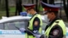 Almaty, barlag nokadynda duran polisiýa ofiserleri. 