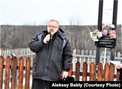 Алексей Бабий в селе Тугач. Церемония установки креста на лагерном кладбище