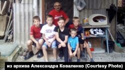 Тренер Александр Коваленко и детская команда легкоатлетов из Тобольска