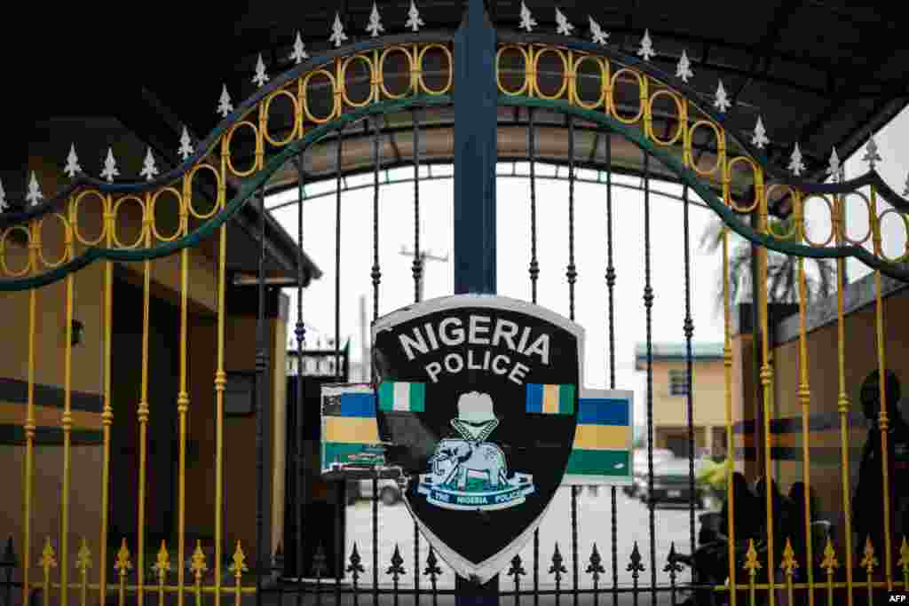 НИГЕРИЈА -&nbsp;Нигериските власти се сомневаат дека бунтовничката група Исламска држава на Западноафриканската провинција (ИСВАП) во неделата на 5 јуни го извршила масакрот во католичка црква, во кој беа убиени 40 лица, изјави денеска министерот за внатрешни работи Огбени Рауф Арегбесола.