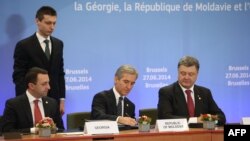 Irakli Garibașvil, Iurie Leancă și Petro Poroșenko, Bruxelles, 27 iunie 2014.