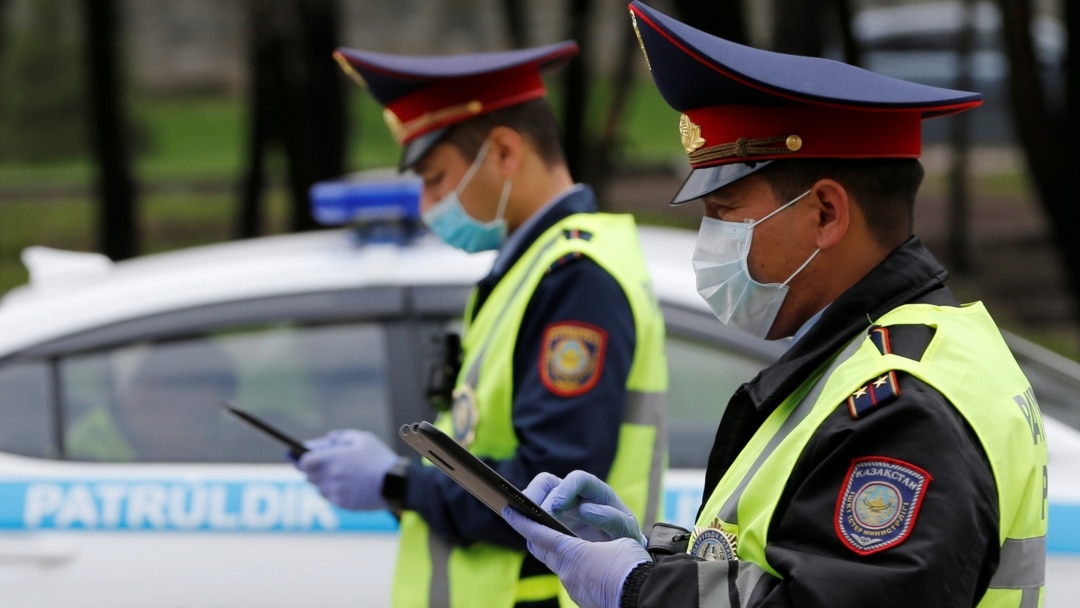 Қыздар жігіттерді попка