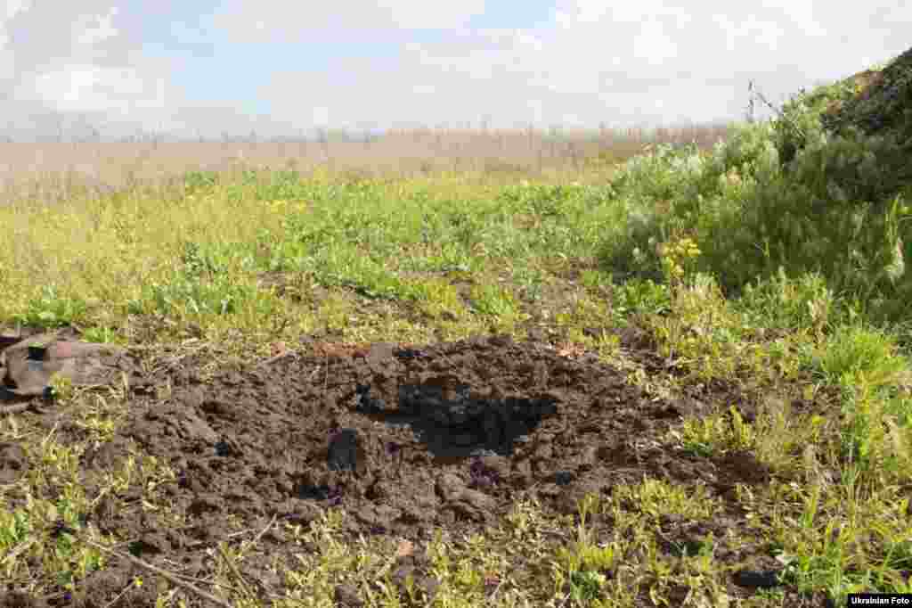 Свіжа воронка біля позицій української армії на північно-західній околиці Авдіївки.&nbsp;За минулу&nbsp;добу в зоні бойових дій на Донбасі загинули 7 українських військовослужбовців, ще 9 поранені. Авдіївка, 24 травня 2016 року БІЛЬШЕ ПРО ЦЕ