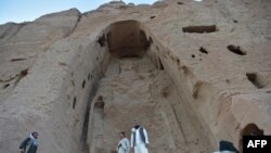 د بامیان له ړنګې شوې مجسمې سره کورني ګرځندویان-ارشیف