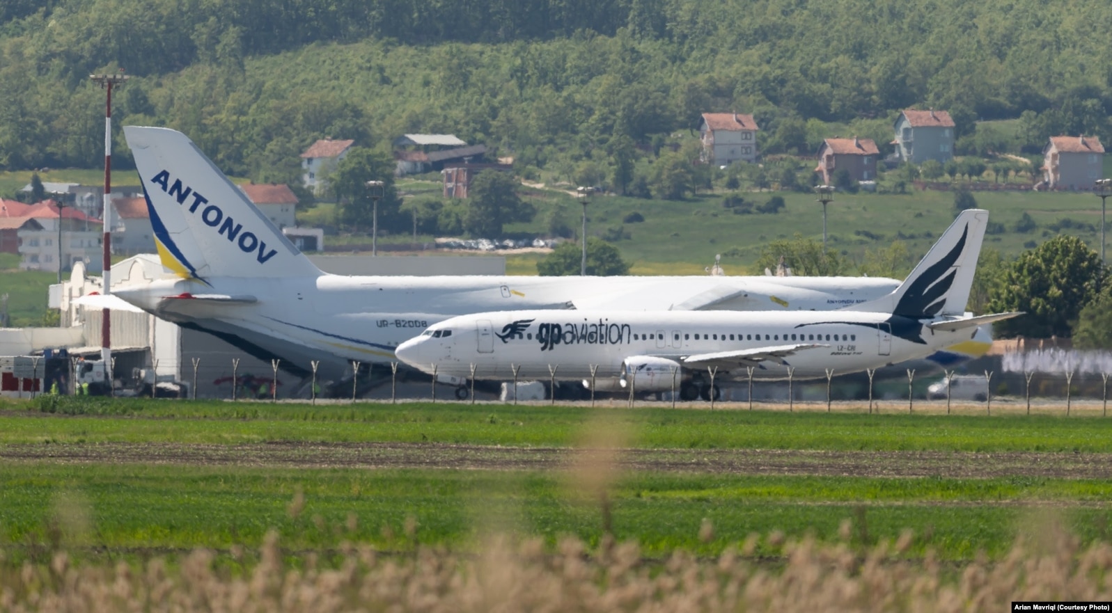 Avioni Antonov, i ndalur në Aeroportin e Prishtinës, më 6 maj 2026.