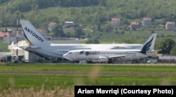 Avioni Antonov, i ndalur në Aeroportin e Prishtinës, më 6 maj 2026.