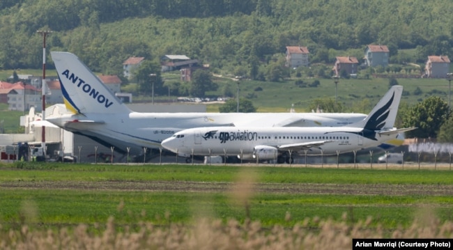 Avioni Antonov, i ndalur në Aeroportin e Prishtinës, më 6 maj 2026.