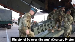 Беларускія вайскоўцы ў часе адпраўкі на вайсковыя вучэньні АДКБ. Ілюстрацыйнае фота