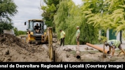 Muncitori, pe șantierul de construcție a rețelei de canalizare din satul Taraclia, raionul Căușeni, iunie 2026