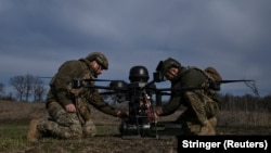 Украин аскерлери дрон менен. Март, 2026-жыл. Иллюстрациялык сүрөт.