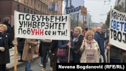 Deo okupljenih na uglu Nemanjine i Ulice kneza Miloša, 11. novembar 2025.