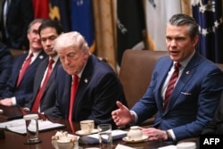 Президент США Дональд Трамп наблюдает за выступлением военного министра Пита Хегсета во время заседания в Кабинетной комнате Белого дома. Вашингтон, 29 января 2026 года