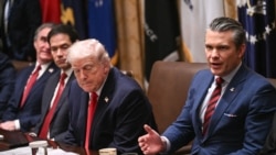 پیت هگست، وزیر دفاع آمریکا، در کنار دونالد ترامپ در جلسه کابینه