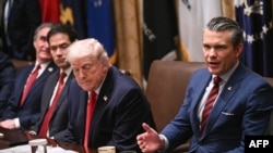 دونالد ترامپ در میان وزرای دفاع (راست) و خارجه