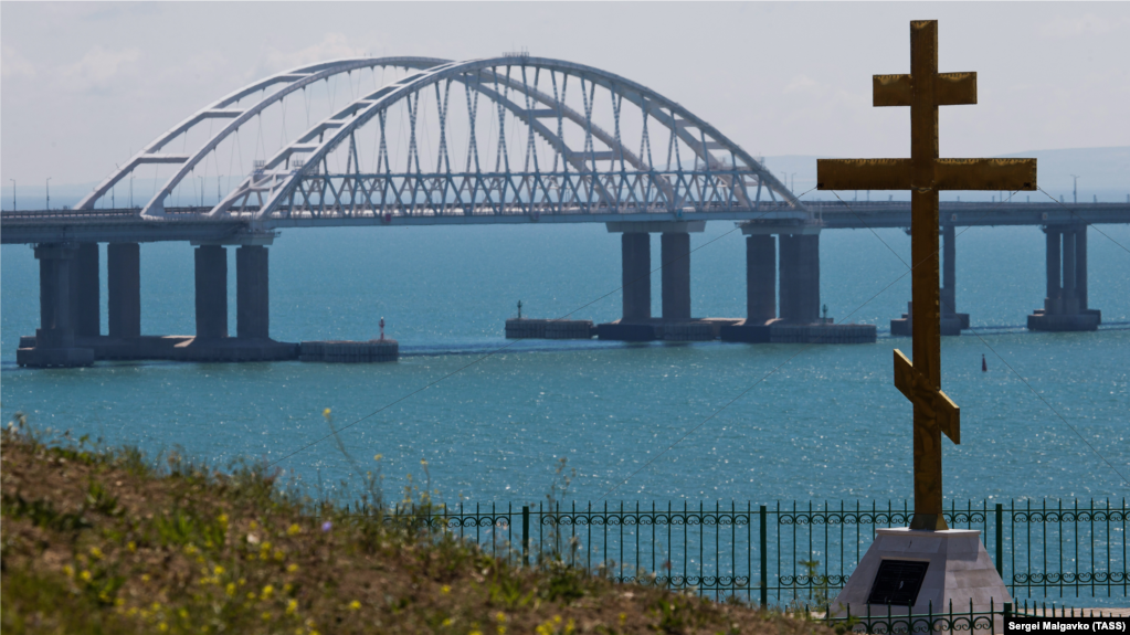 Згідно з пояснювальною запискою до закону, під охороною Росгвардії перебувають, у тому числі акваторії Керченської протоки і побудованого Росією моста через неї, а також акваторії російського енергомоста з Кримом
