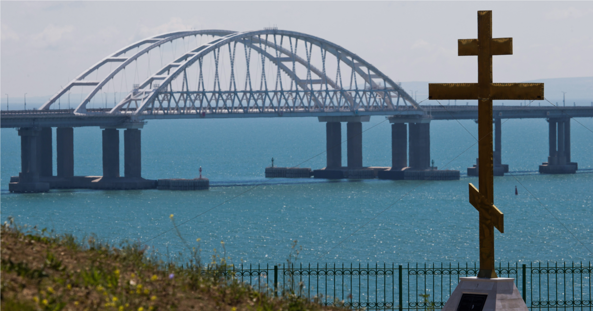 Мостът, който свързва Русия с анексирания Крим, е ударен два