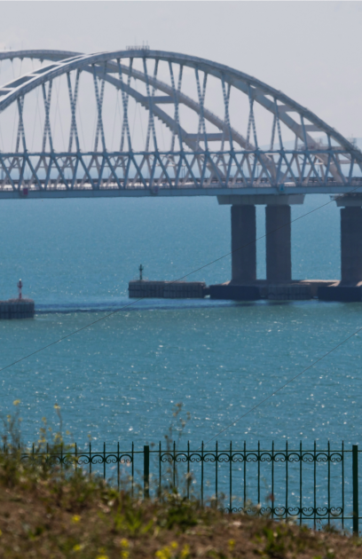 Мостът който свързва Русия с анексирания Крим е ударен два