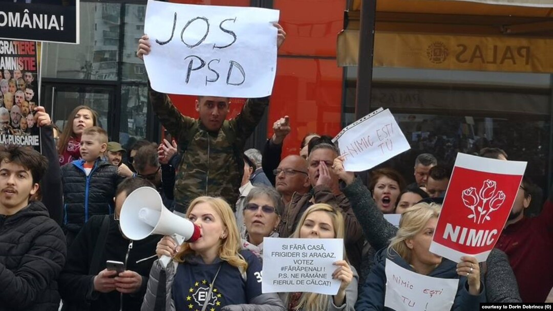 Protestele de la Iași, pentru care PSD a adus fanfara să le acopere, au adunat sute de oameni de la mai multe asociații civice