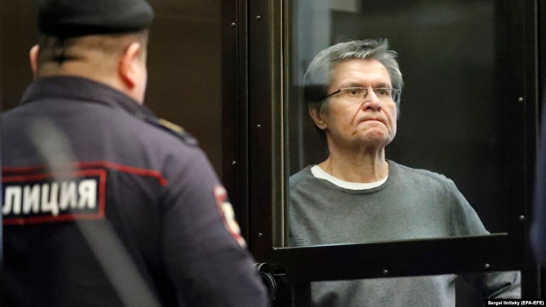 Aleksei Ulyukayev (sağda) məhkəmədə
