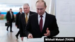 Владимир Путин сайлау учаскесінде дауыс бергелі тұр. Мәскеу, 18 наурыз 2018 жыл