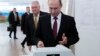 Владимир Путин во время голосования 18 марта. Иллюстративное фото 