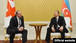Президенты Грузии и Азербайджана Георгий Маргвелашвили (слева) и Ильхам Алиев (справа)
