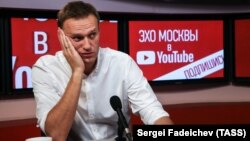 Российский оппозиционер Алексей Навальный во время эфира на радио "Эхо Москвы"
