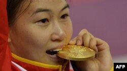 London Olimpiada o'yinlaridagi ilk oltin medalni xitoylik mergan Yi Siling qo'lga kiritdi.